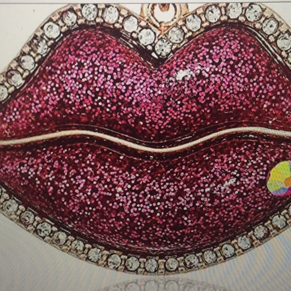 đź’‹BETSEY JOHNSON - LIPS DROP EARRINGS W/PEARLS - Picture 9 of 14